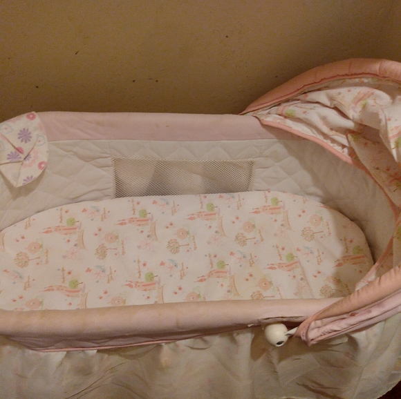 Bassinet - Picture 2 of 2